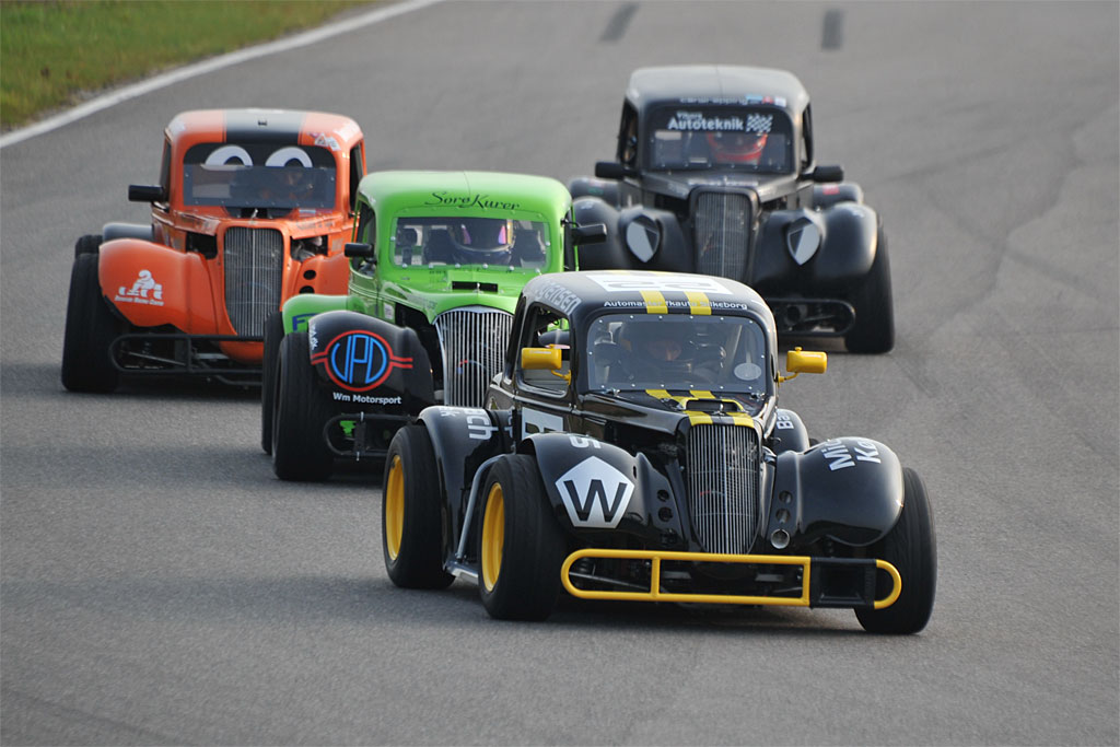 Som Legend Car-kører må man sno sig. Her er Mikkel C. Johansen (grøn bil) fanget mellem Lars Mogensen, Kristian de Fine Olivarius og Nils Kvorning
(Foto: Morten Alstrup)